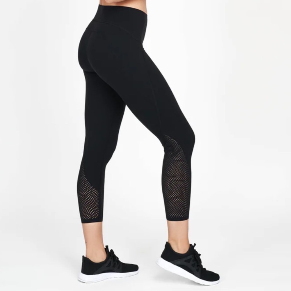 NWT SPANX laser wave 7/8 legging in black. Size Small